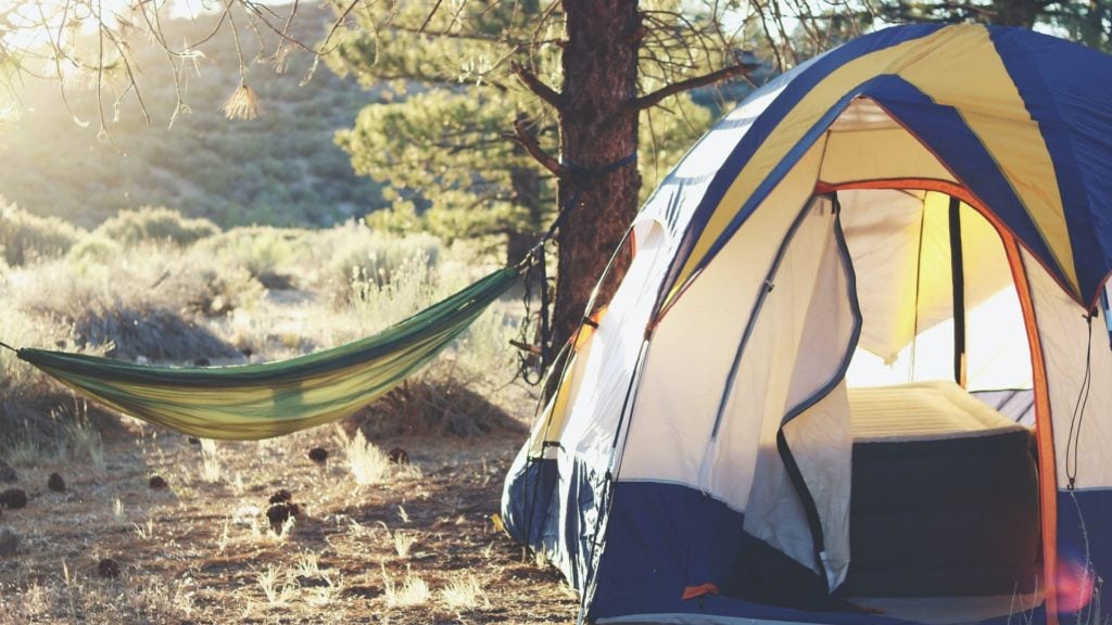 Tent and hammock (Photo: Laura Pluth on Unsplash)