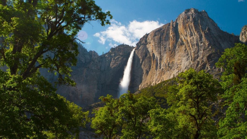 Air Terjun di Taman Nasional Yosemite (Foto: Visit California/Mering)