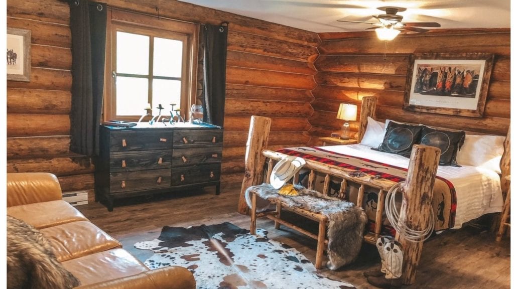 Interior kabin Three Bars Guest Ranch;  peternakan keluarga terbaik di AS dan Kanada