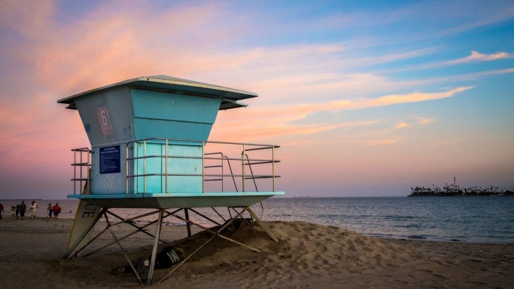 Lifeguard stand in Long Beach, California (Photo: @billcoons via Twenty20)