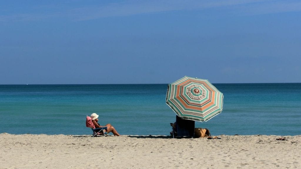 Beach and umbrellas at Fort Lauderdale (Photo: @deev13 via Twenty20)