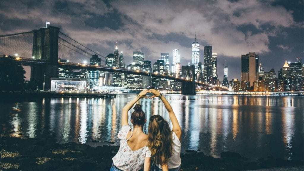Two women looking at the skyline of New York City (Photo: @aniamisyyy via Twenty20)