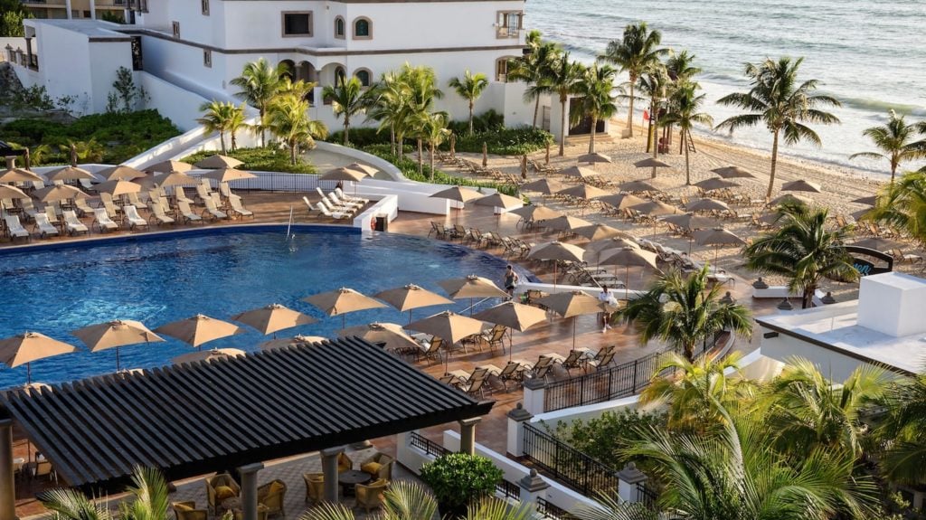 Swimming pool and beach at Grand Residences Riviera Cancun