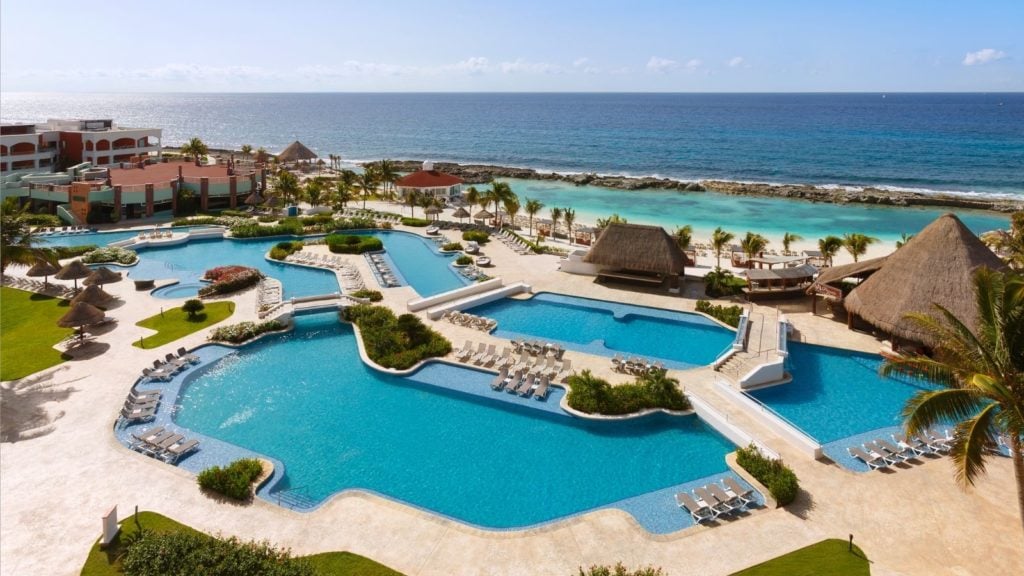 Pool and beach area at the Hard Rock Hotel Riviera Maya (Photo: HRH)
