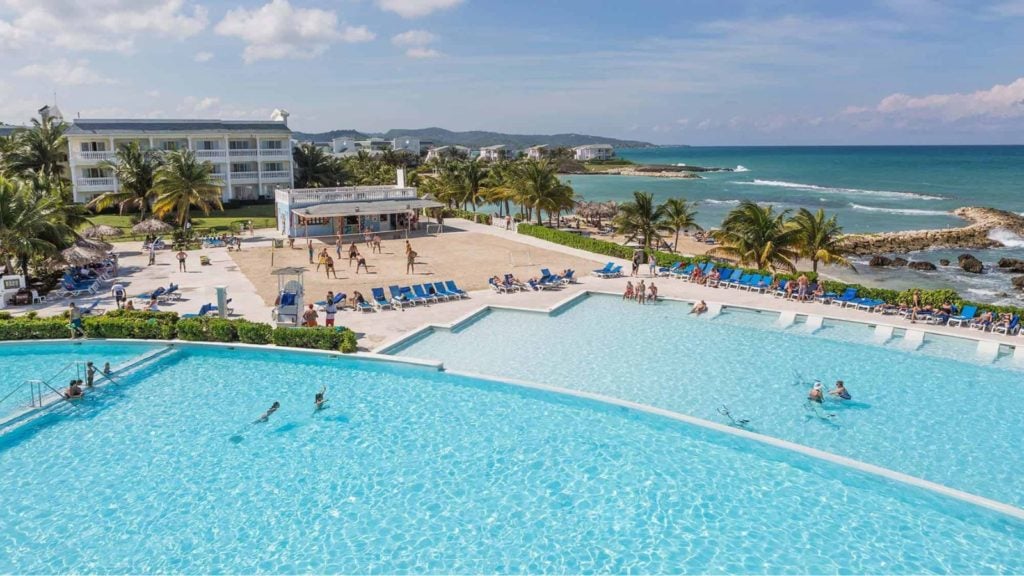 Pool and ocean view at Grand Palladium Jamaica Resort and Spa (Photo: Grand Palladium)