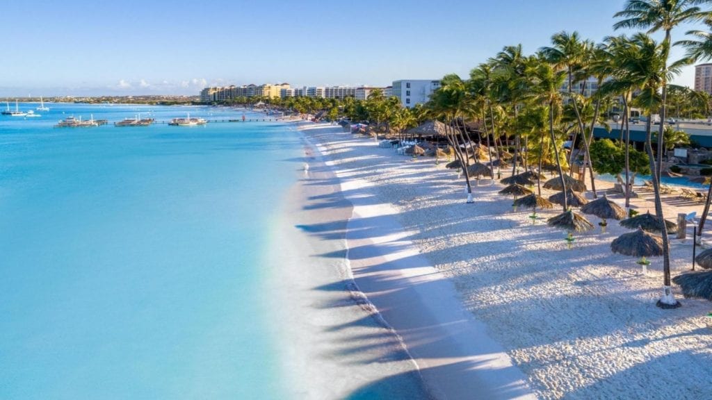 A long stretch of white sand beach at Holiday Inn Aruba (Photo: Holiday Inn Aruba)