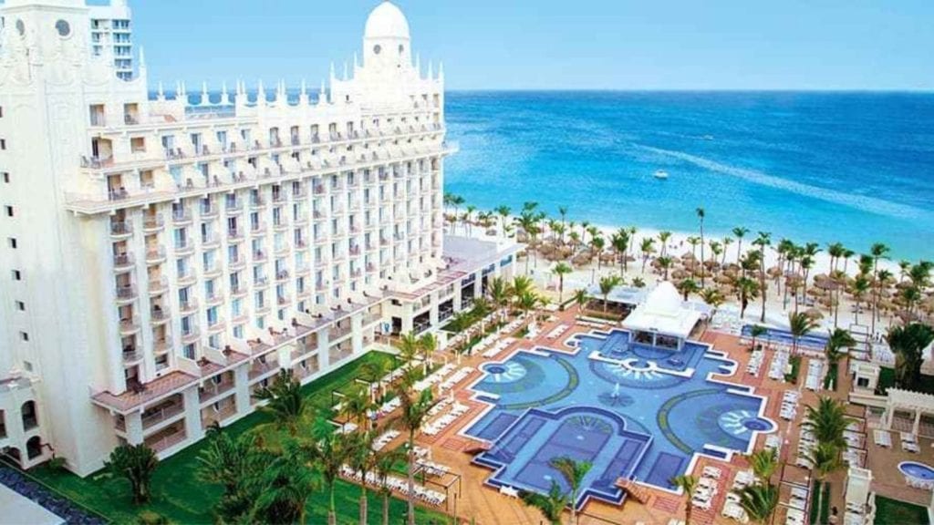 The pool and beach at Hotel Riu Palace Aruba (Photo: Hotel Riu Palace)