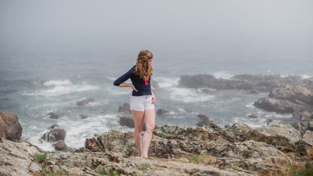 Young woman walks the rocky coast of beautiful Maine (Photo: @caitlinrheaphotos via Twenty20)
