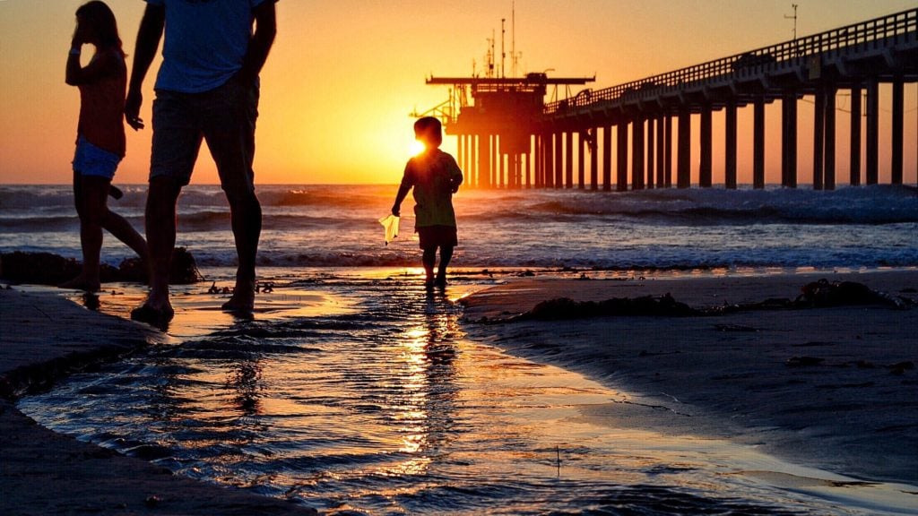 Matahari terbenam San Diego bersama keluarga di pantai