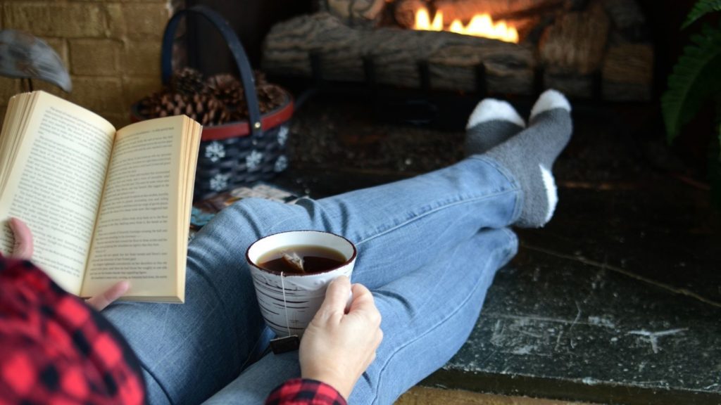 Christmas gifts for bibliophiles (Photo: @MargJohnsonVA via Twenty20)