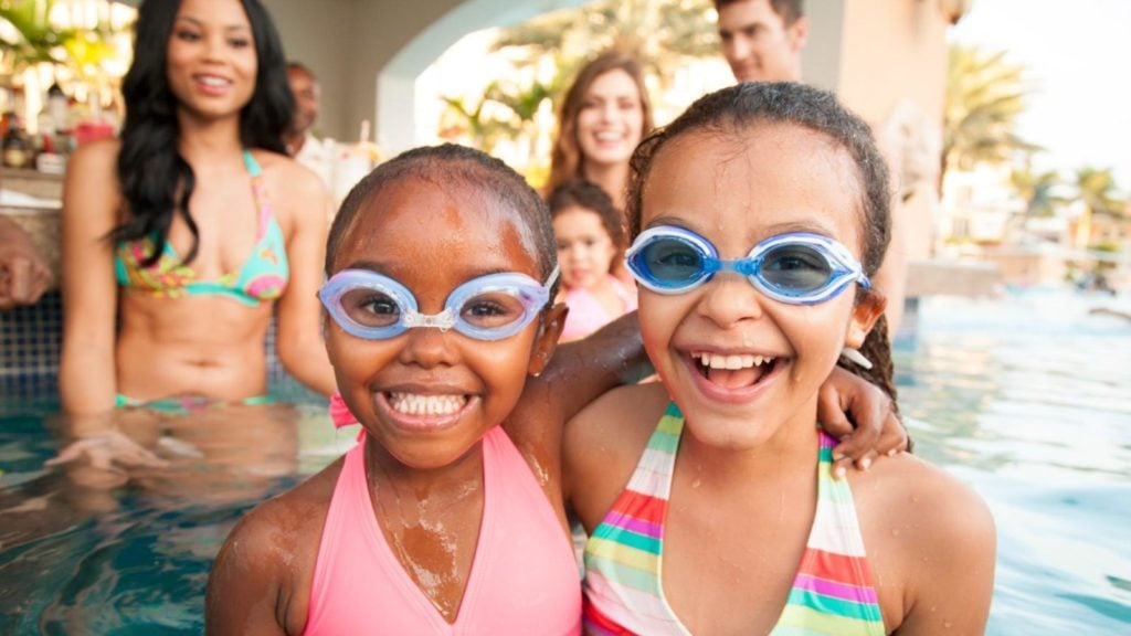 Nens amb ulleres somrient en una piscina a les platges de Turks i Caicos