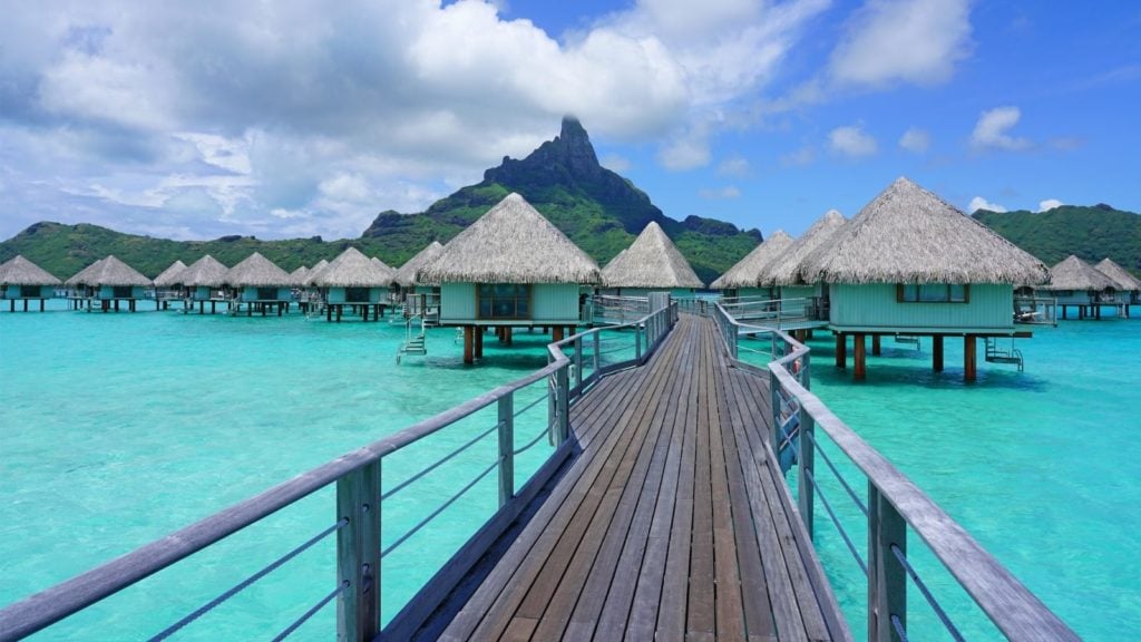 Le Meridien Bora Bora adalah hotel pantai mewah dengan bungalo di atas air di Polinesia Prancis (Foto: Shutterstock)