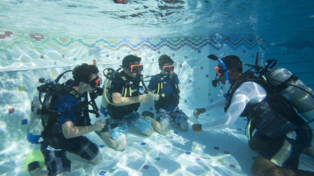Pelajaran menyelam di kolam renang selama liburan di Beaches Resorts