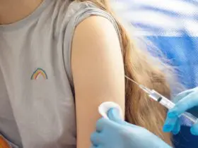 Teenage girl receiving travel vaccine (Photo: @KlavdiyaV via Twenty20)
