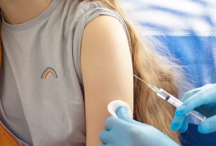 Teenage girl receiving travel vaccine (Photo: @KlavdiyaV via Twenty20)