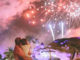 Father and child watching fireworks (Photo: @crystalmariesing via Twenty20)