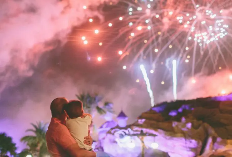 Father and child watching fireworks (Photo: @crystalmariesing via Twenty20)