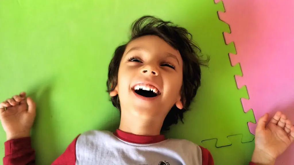 Little boy laughing on a foam play mat (Photo: @galinagk via Twenty20)