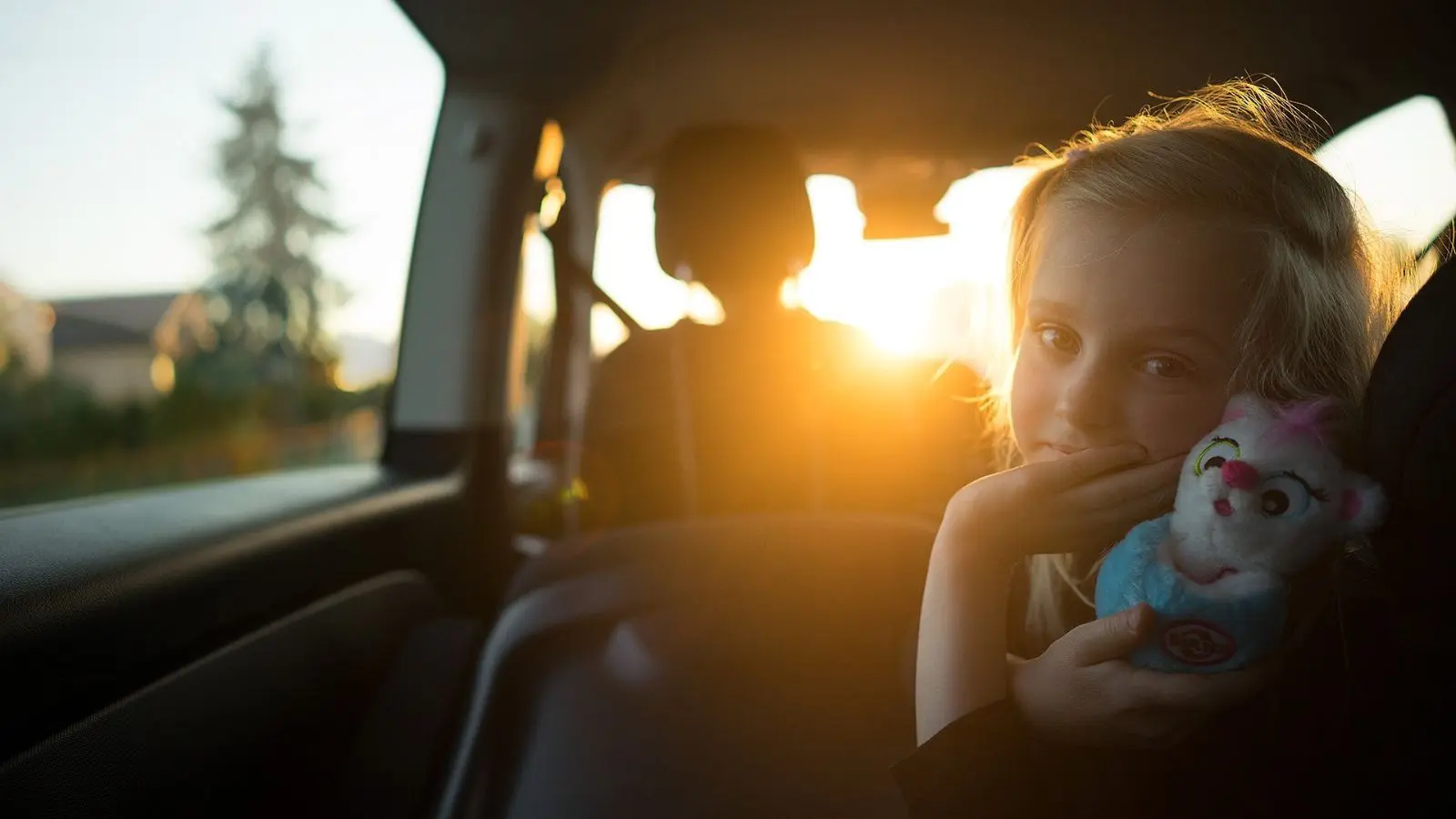 Little girl in the back seat of a car (Photo: @tuikanov via Twenty20)