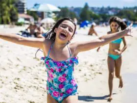 Girls having fun on big family vacation (Photo: @pink_dora via Twenty20)