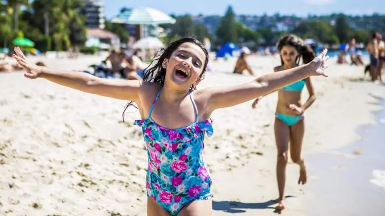 Girls having fun on big family vacation (Photo: @pink_dora via Twenty20)