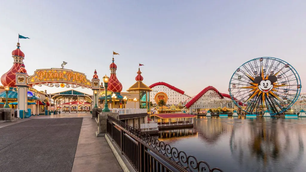 Pagi hari sebelum pembukaan di Pixar Pier di Disney California Adventure Park