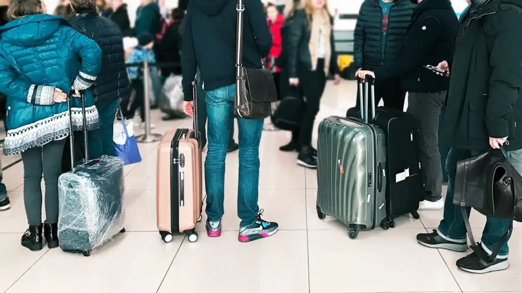 People standing in airport line (Photo: @Leo via Twenty20)