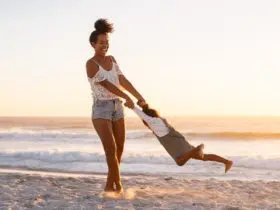 Mother and daugher at the beach (Photo: Envato)