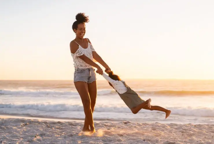 Mother and daugher at the beach (Photo: Envato)