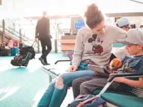 Disney fans at the airport (Photo: @jordvdz via Twenty20)