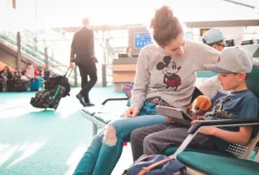 Disney fans at the airport (Photo: @jordvdz via Twenty20)