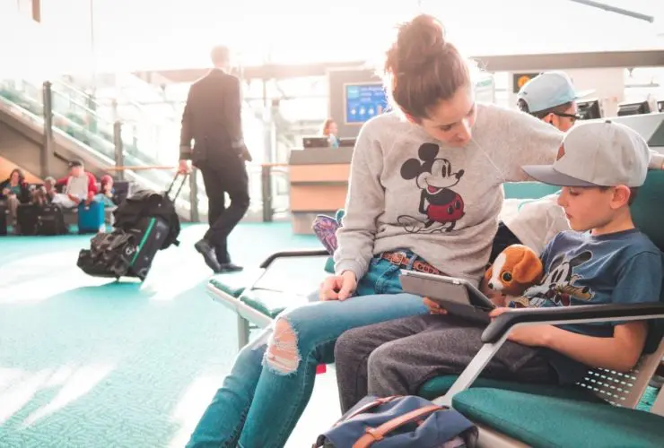 Disney fans at the airport (Photo: @jordvdz via Twenty20)