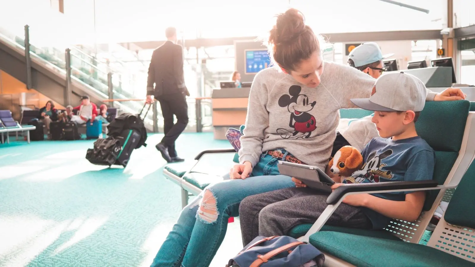 Disney fans at the airport (Photo: @jordvdz via Twenty20)
