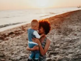 Mother and child on beach (Photo: @dashapats via Twenty20)