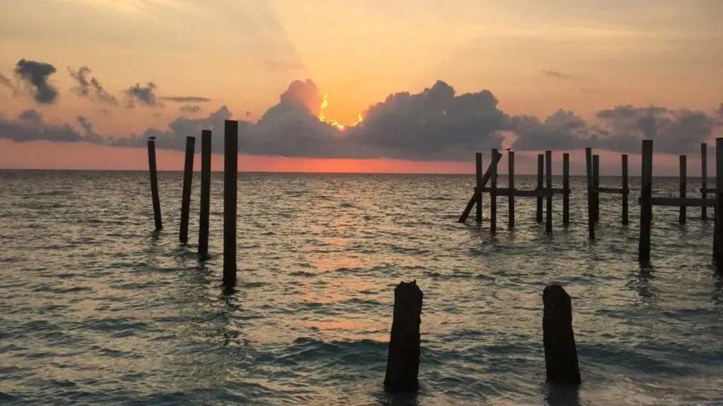 Coucher de soleil sur l'île d'Andros aux Bahamas