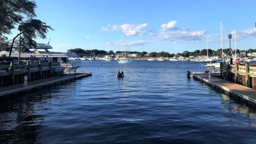 Newburyport harbor and harborwalk (Photo: Julie Cooke, Massachusetts Office of Travel & Tourism)