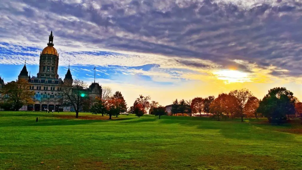 Fall foliage at sunset in Hartford, Connecticut (Photo: @nhra2101r via Twenty20)