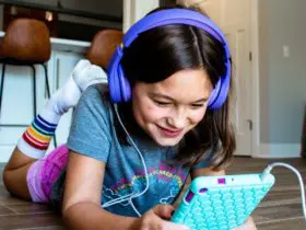 Girl with headphones (Photo: @amyhilbrand via Twenty20)