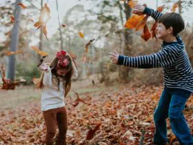 Kids playing together on a New England fall getaway (Photo: @hannitary via Twenty20)