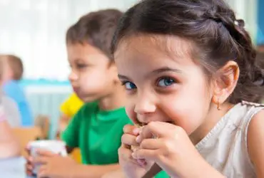Children eating a snack (Photo: Shutterstock)
