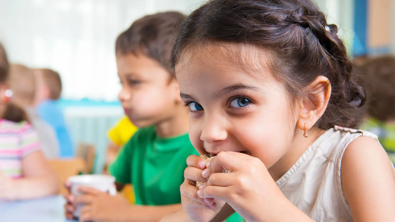 Children eating a snack (Photo: Shutterstock)