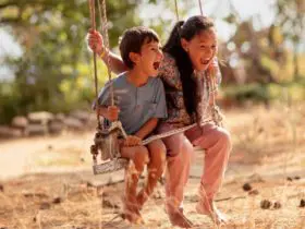 Brother and sister playing on a swing (Photo: @karina_kirina_ via Twenty20)
