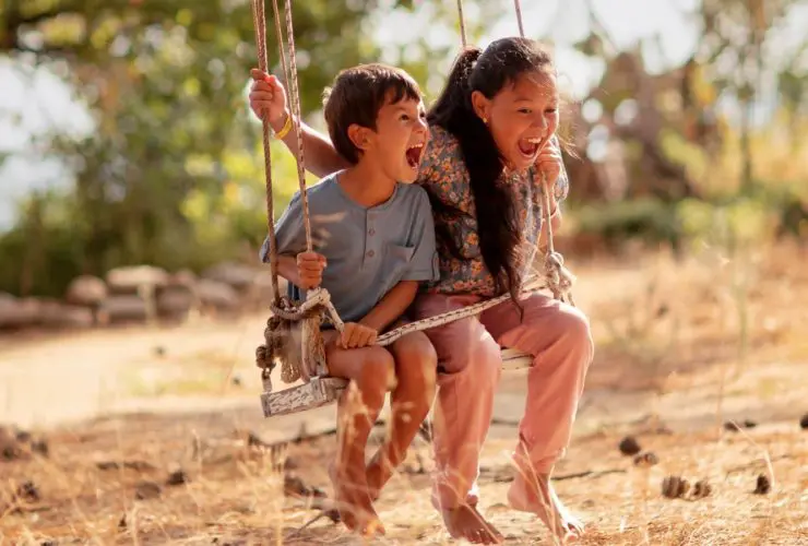 Brother and sister playing on a swing (Photo: @karina_kirina_ via Twenty20)