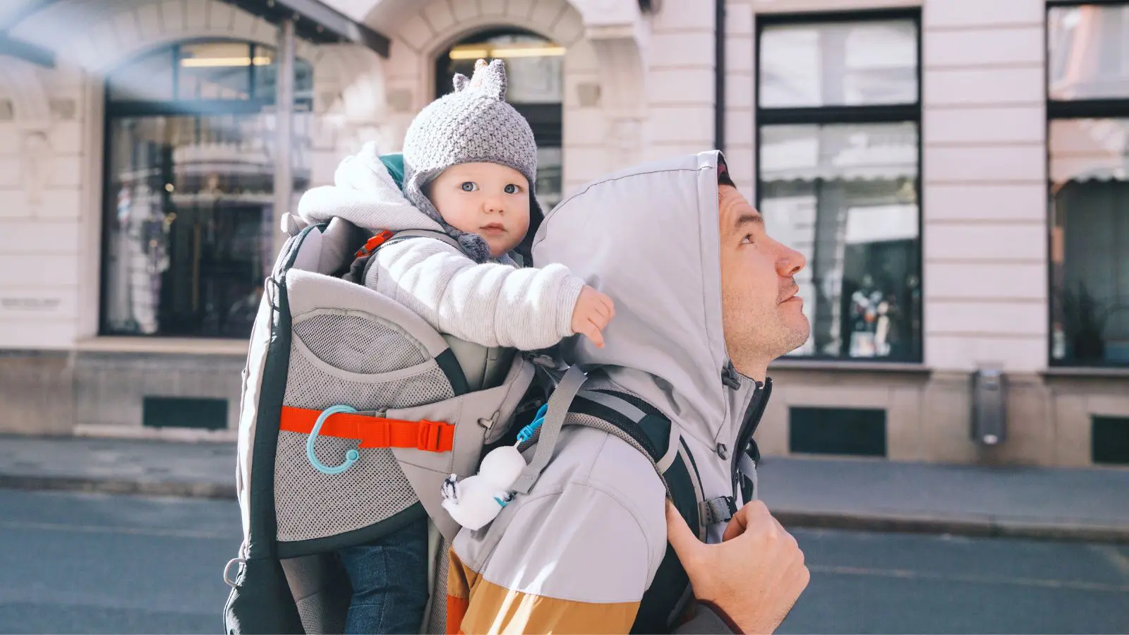 Father and baby on vacation (Photo: Shutterstock)