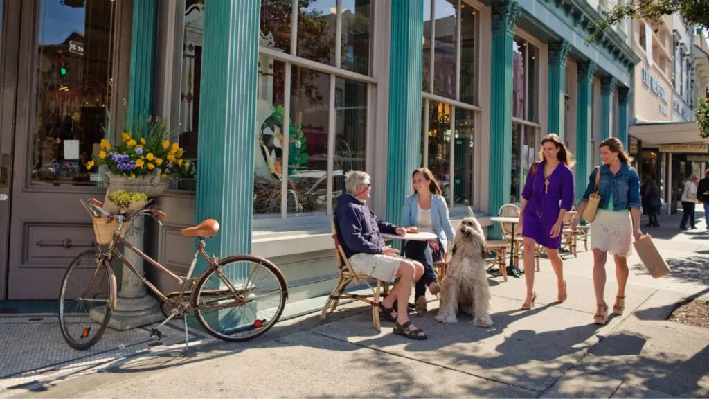 Shopping by Paris Market on Broughton Street (Photo: Visit Savannah)