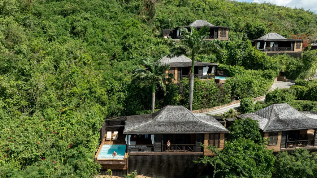 Gambar eksterior vila di Hermitage Bay di lereng bukit hijau subur
