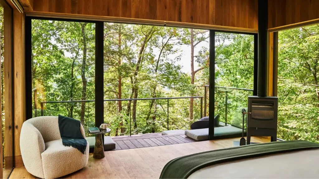 Unique accommodation like isolated trees huts make Blackberry Mountain one of the best stations of all inclusive American couples (photo: Blackberry Mountain)