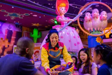 Table dining at Roundup Rodeo BBQ at Disney's Hollywood Studios (Photo: Disney)