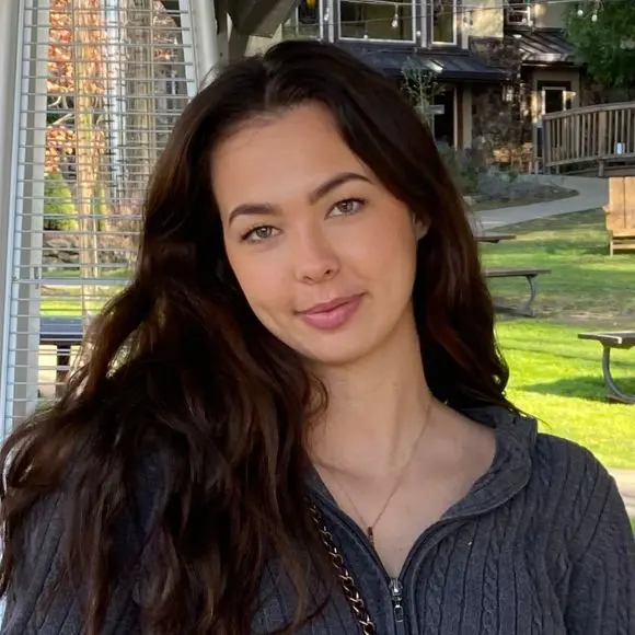 Mina Hippert headshot