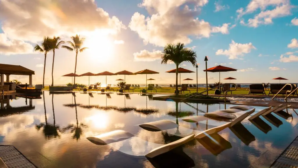 Guests love the zero-entry pool at Sheraton Kauai Coconut Beach Resort (Photo: Sheraton Kauai Coconut Beach Resort)